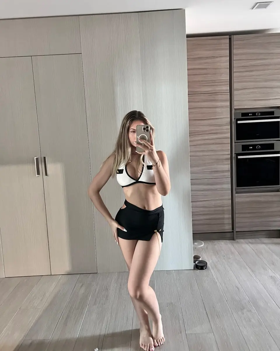 Evelyn escort in Dubai